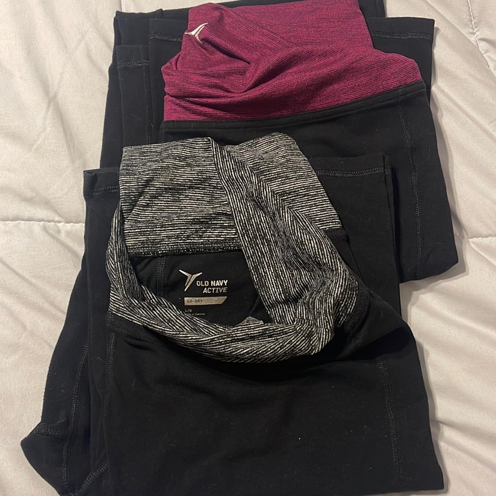 (2) Women’s Old Navy Yoga Pants Large.